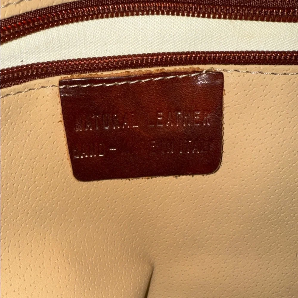 Made in Italy - Italian Leather Travel Shoulder Bag - Picture 4 of 7